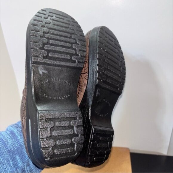 Easy Street Women’s 8W Brown Embossed Cushioned Sole 2” Heel Slip Resistant - Picture 8 of 8